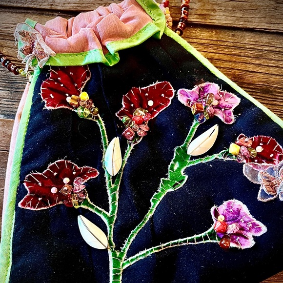 Mary Frances Floral Fabric and Beaded Purse - Picture 4 of 6